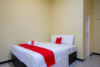 RedDoorz Syariah near Alun Alun Pati