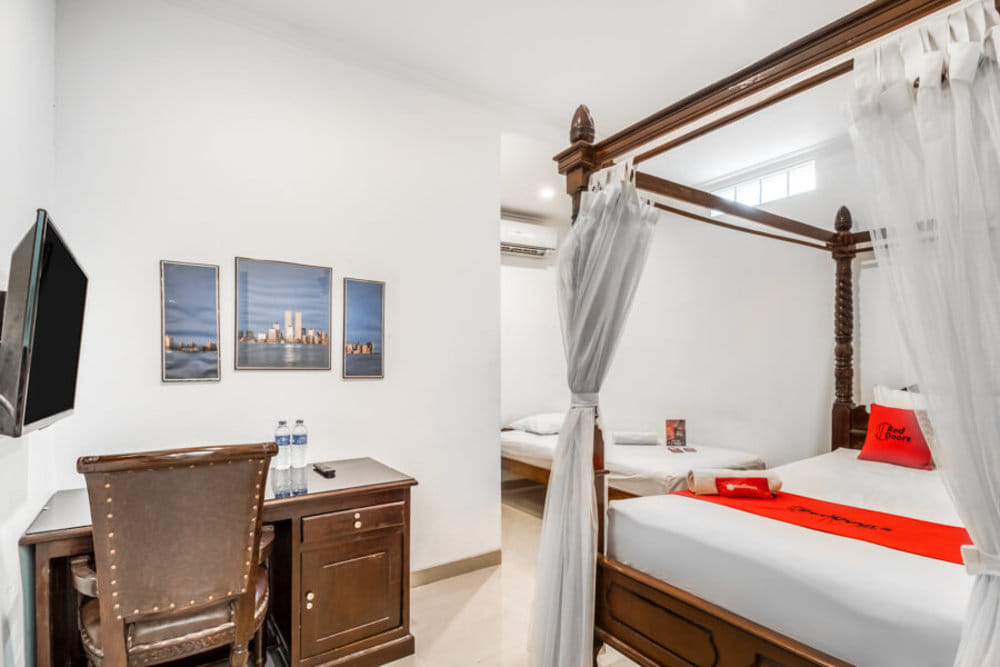RedDoorz Twin Room