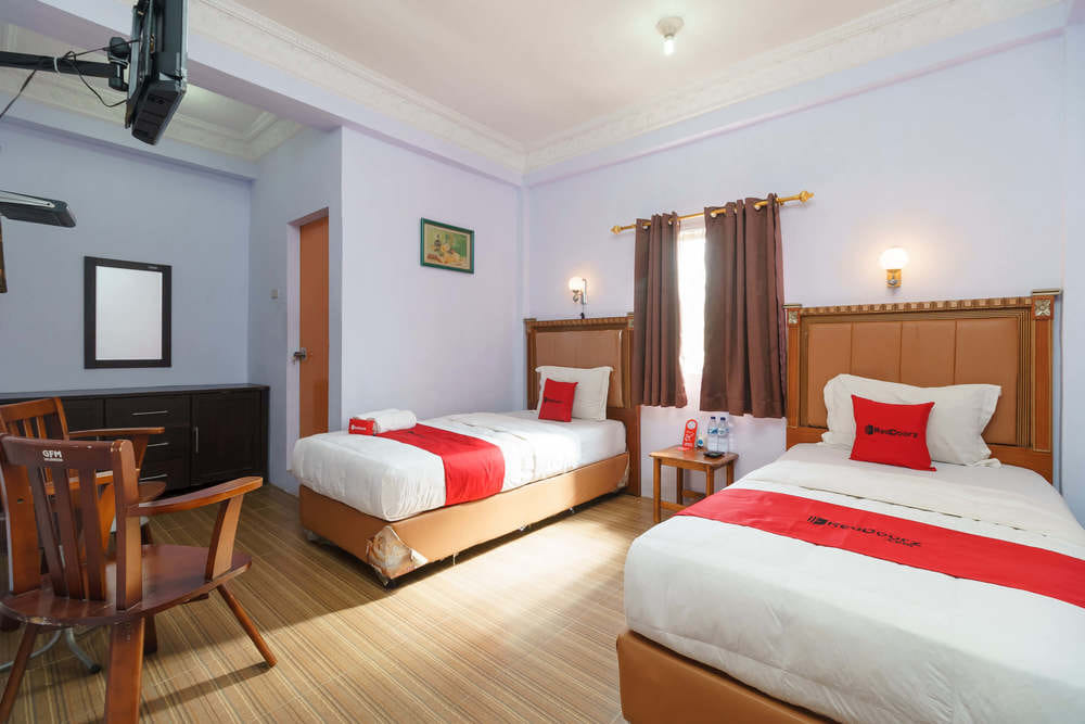 RedDoorz Twin Room