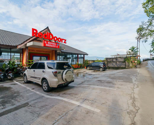 RedDoorz near Danau Toba Parapat