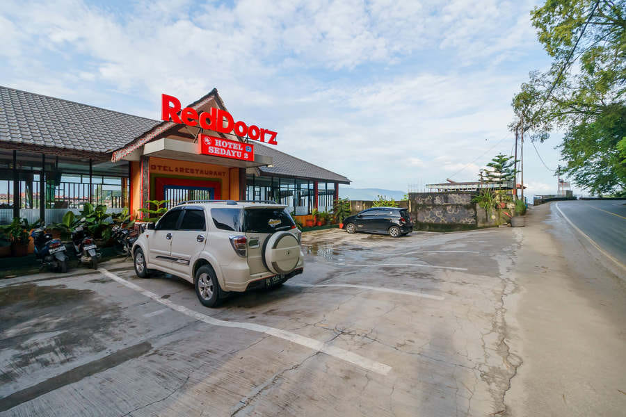 RedDoorz near Danau Toba Parapat