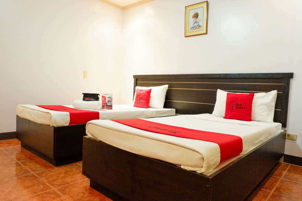 RedDoorz Twin Room