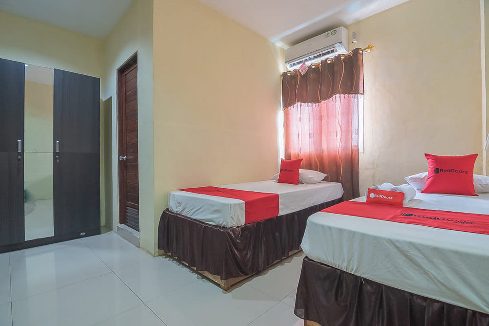RedDoorz Twin Room