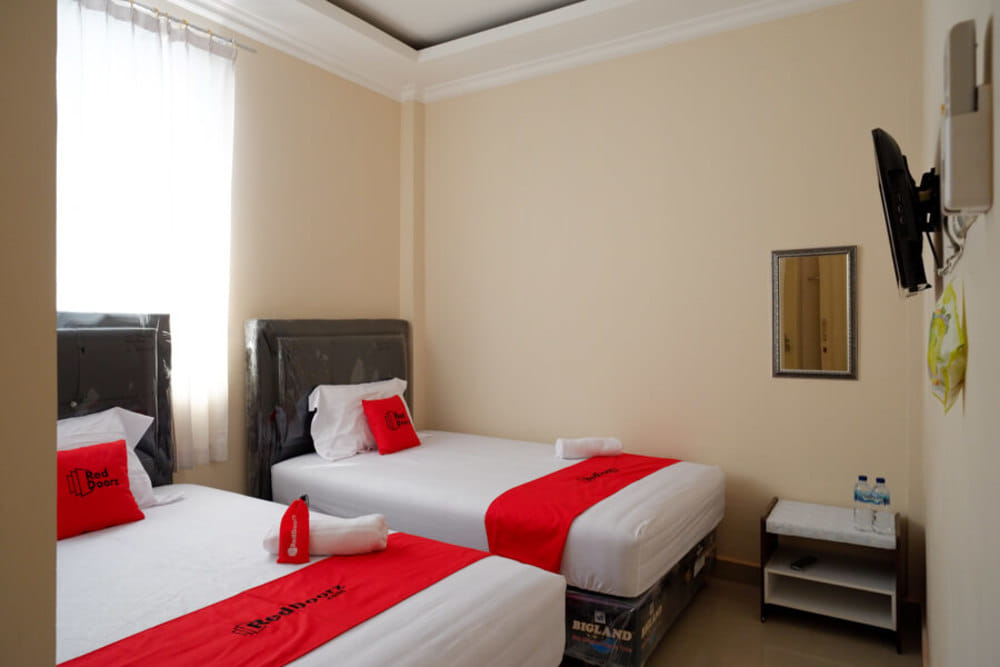 RedDoorz Twin Room