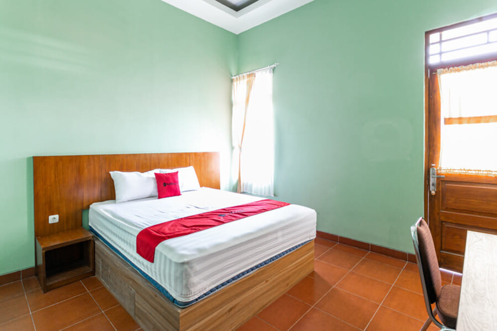 RedDoorz Deluxe Room