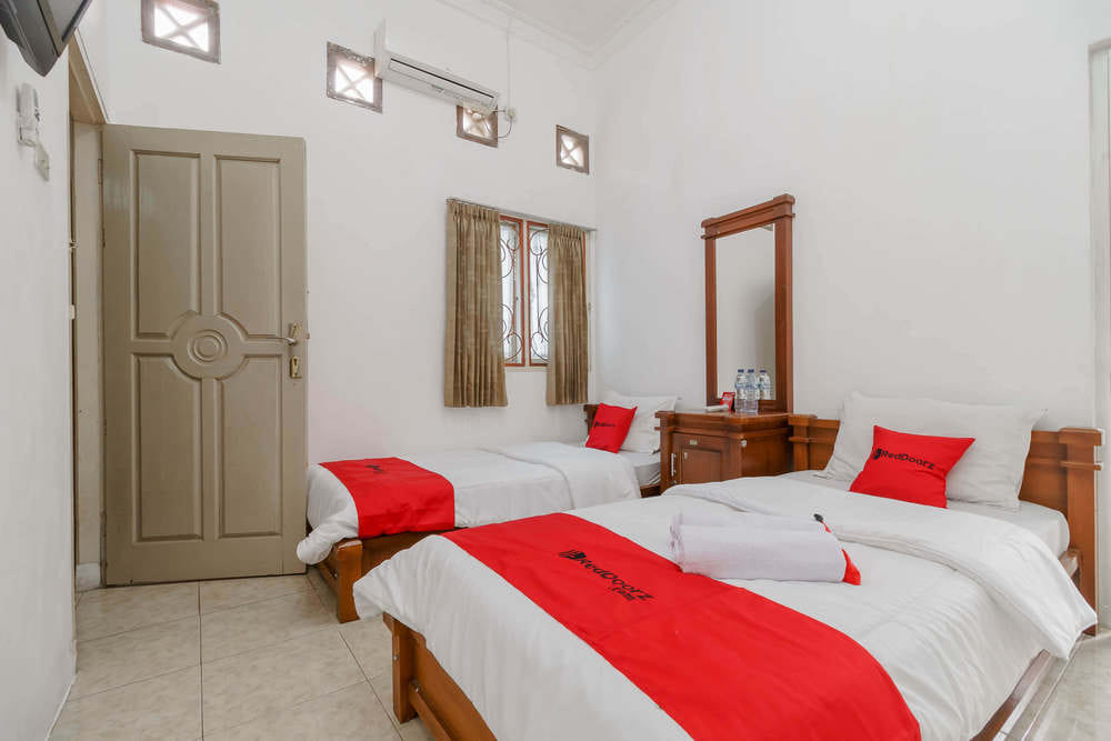 RedDoorz Twin Room