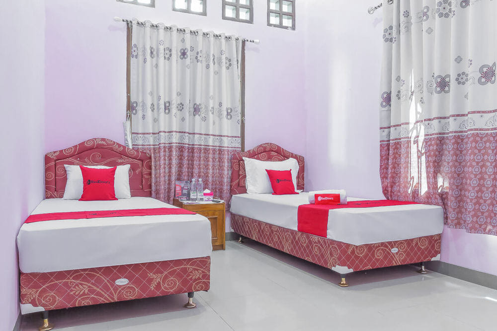 RedDoorz Twin Room