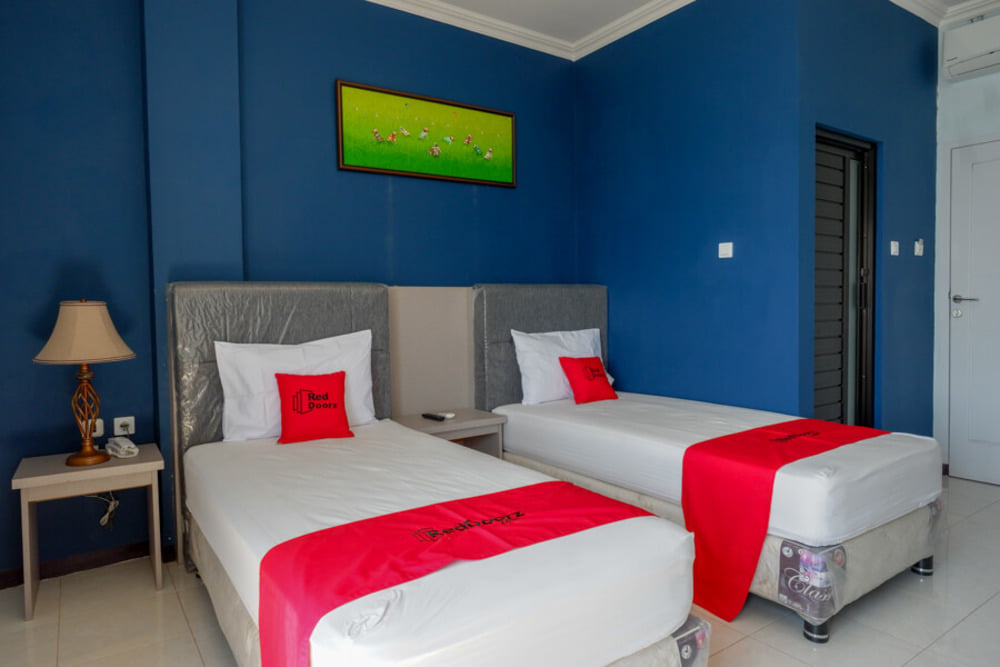RedDoorz Deluxe Twin Room
