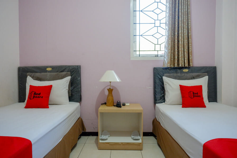 RedDoorz Twin Room