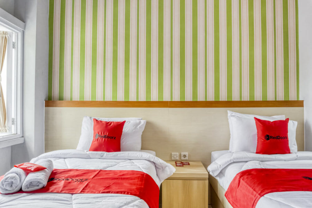 RedDoorz Twin Room