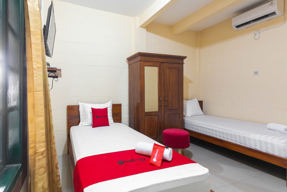 RedDoorz Twin Room