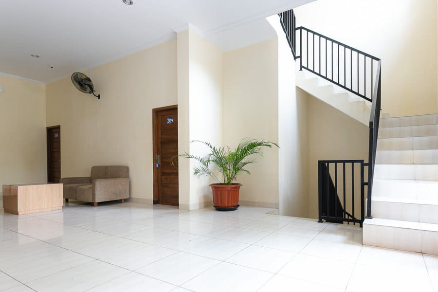 RedDoorz Syariah near Purwosari Train Station