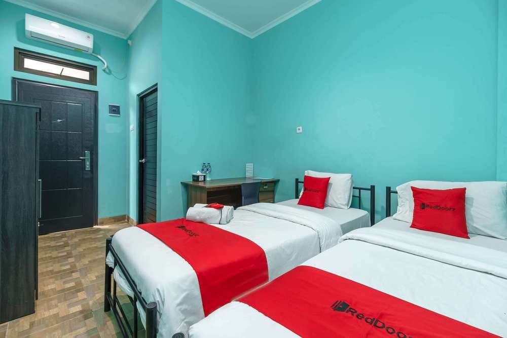 RedDoorz Twin Room