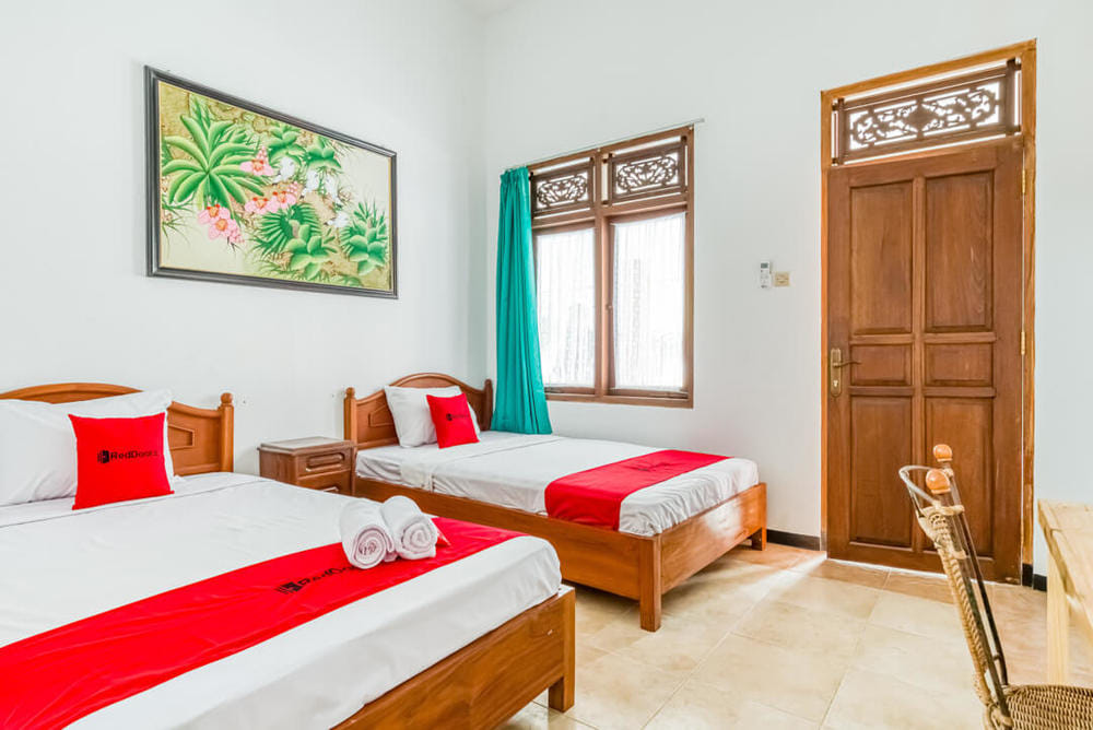 RedDoorz Twin Room