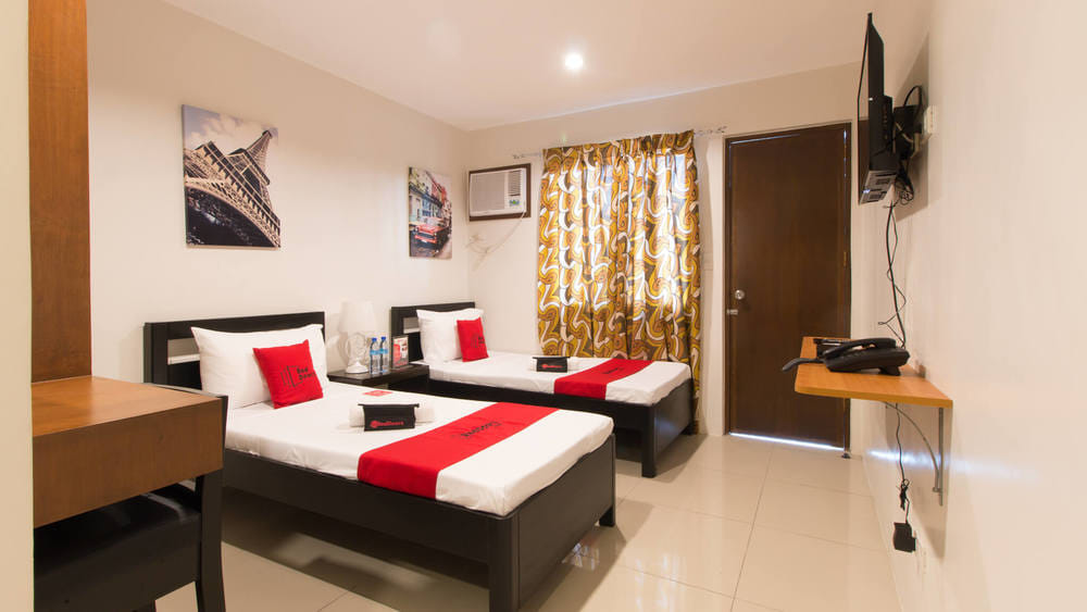 RedDoorz Twin Room