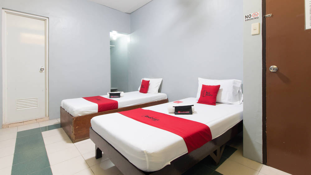 RedDoorz Twin Room