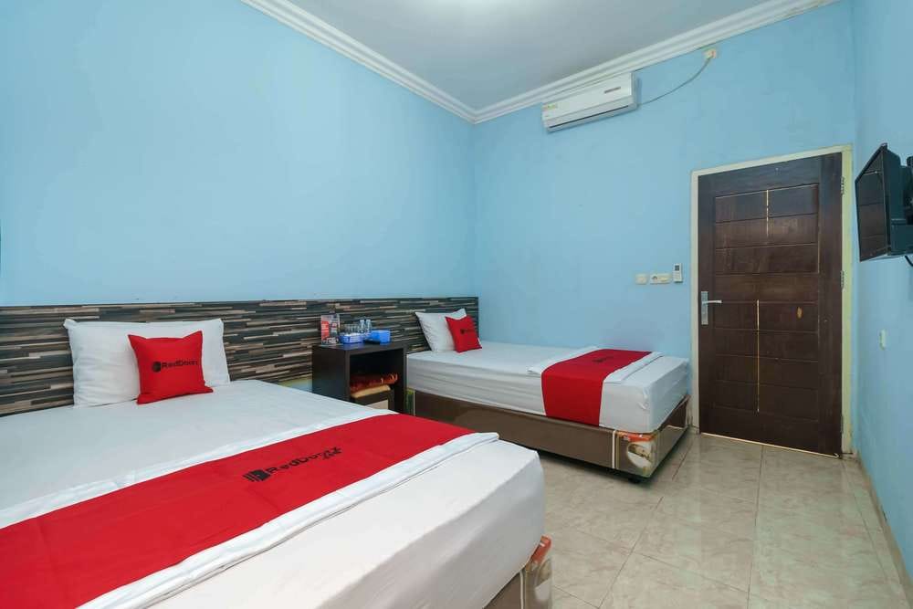 RedDoorz Twin Room