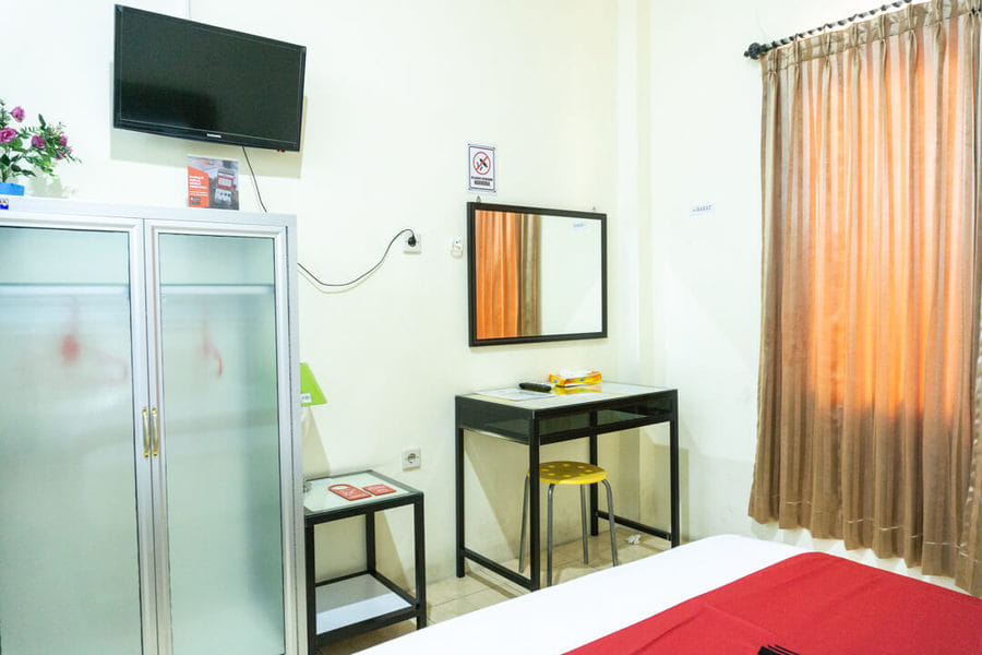 RedDoorz near H. Hasan Aroeboesman Airport