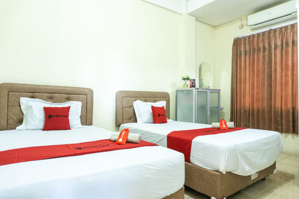 RedDoorz Twin Room