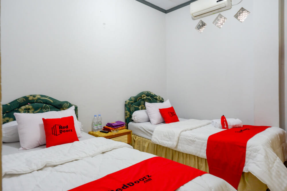 RedDoorz Twin Room