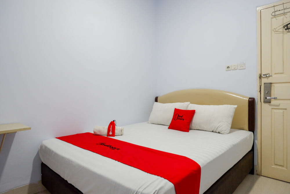 RedDoorz Deluxe Room