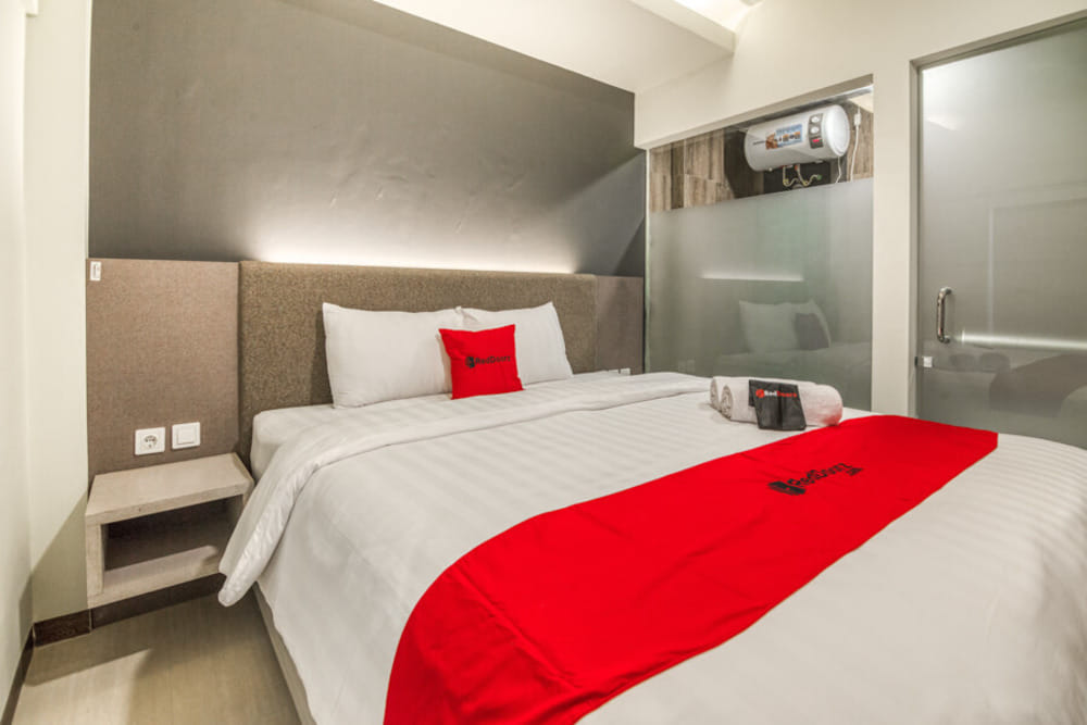 RedDoorz Deluxe Room