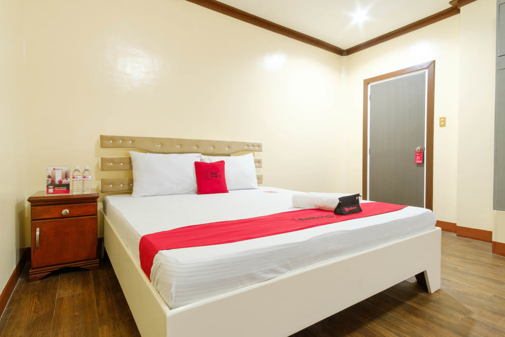 RedDoorz Deluxe Room