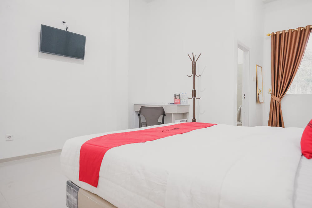RedDoorz Twin Room