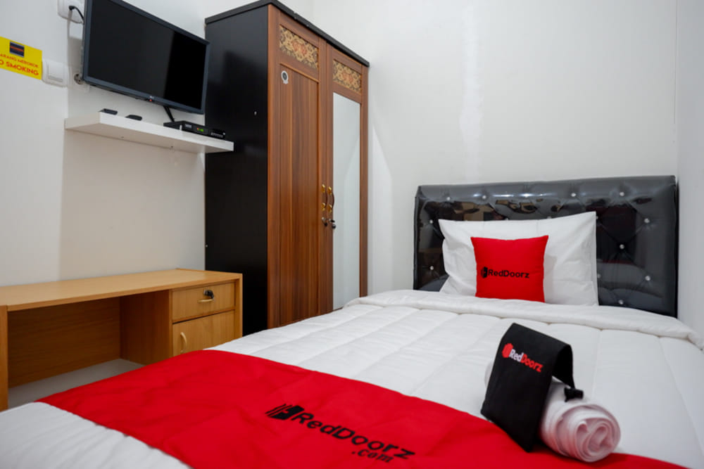 Single bed in mixed dormitory