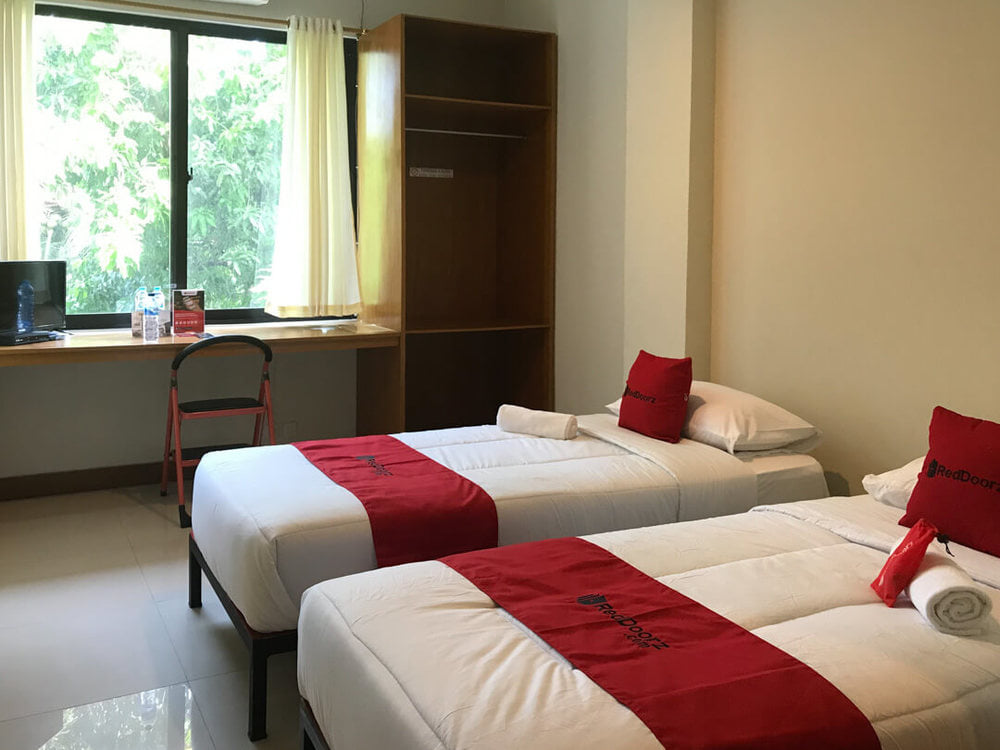 RedDoorz Twin Room