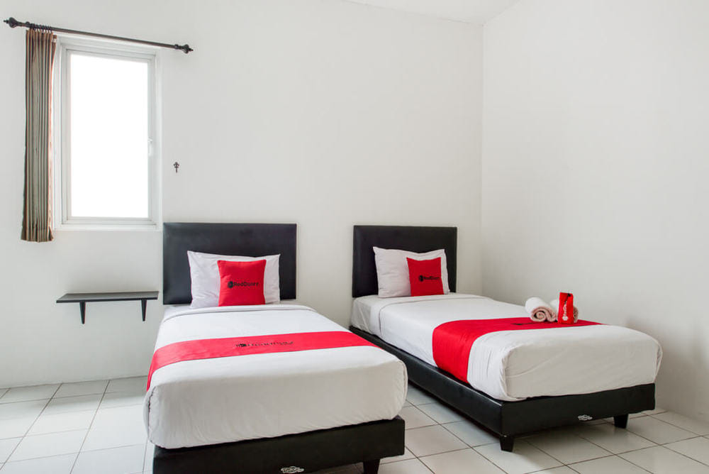 RedDoorz Twin Room