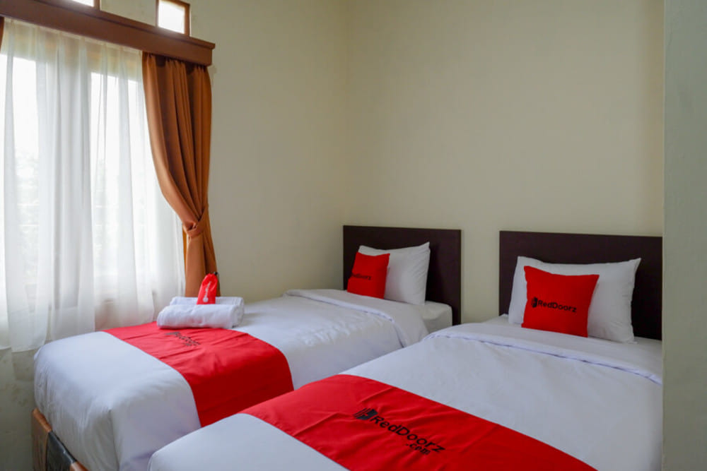 RedDoorz Twin Room