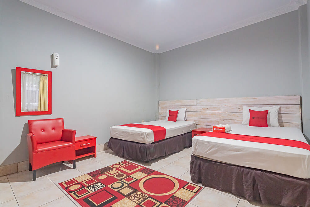 RedDoorz Twin Room