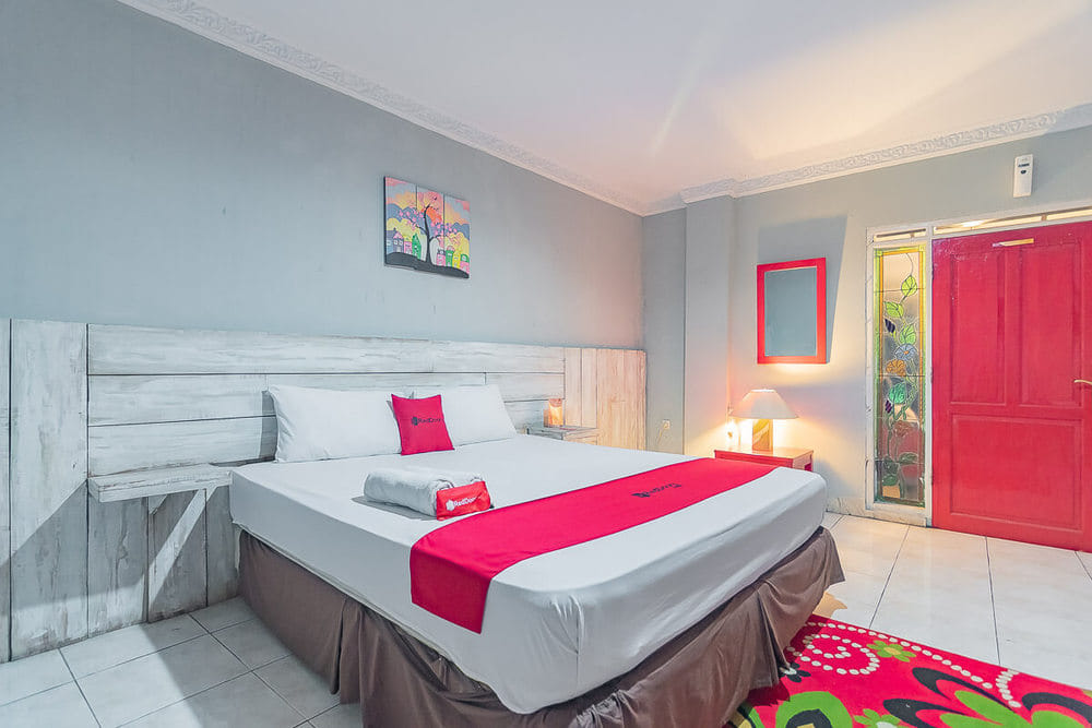 RedDoorz Deluxe Room