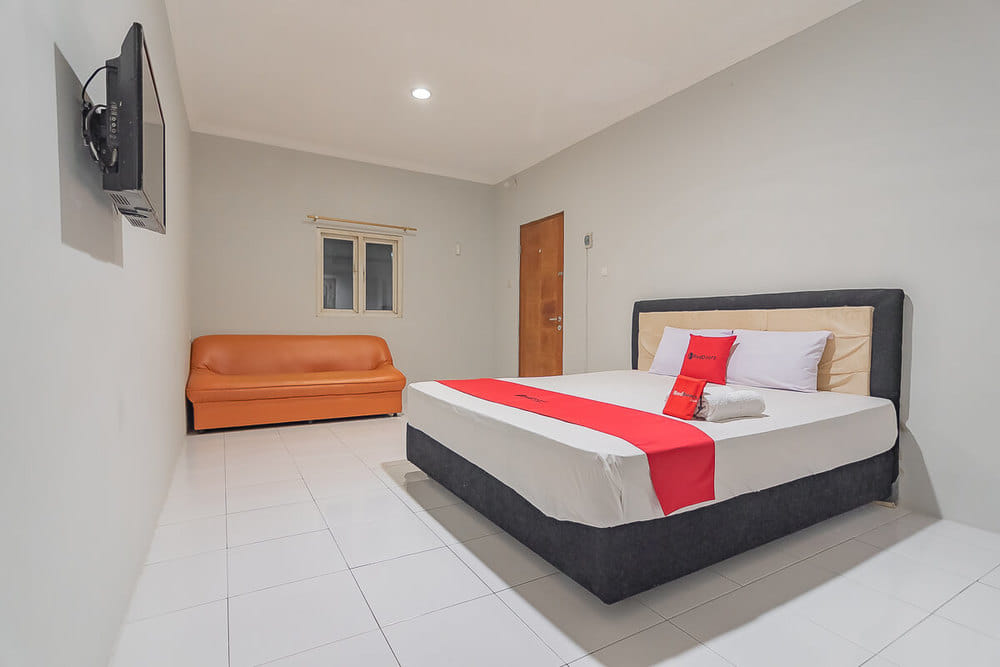 RedDoorz Deluxe Room