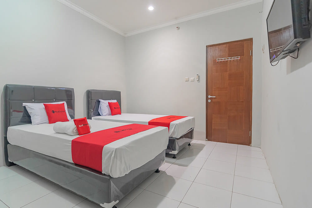 RedDoorz Twin Room