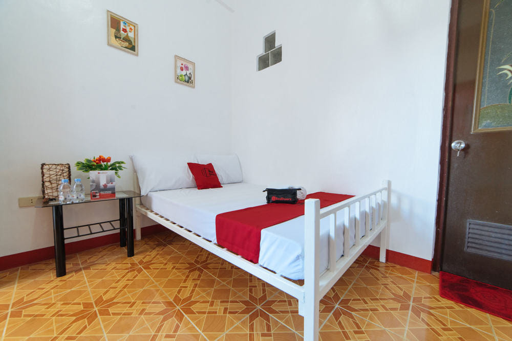 RedDoorz Sale Room