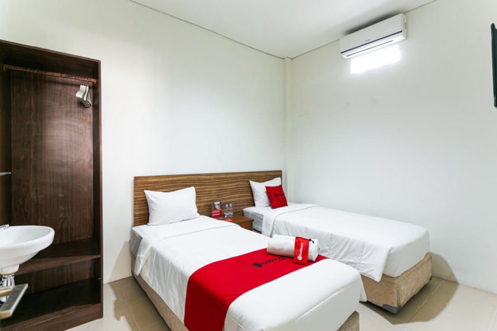 RedDoorz Twin Room