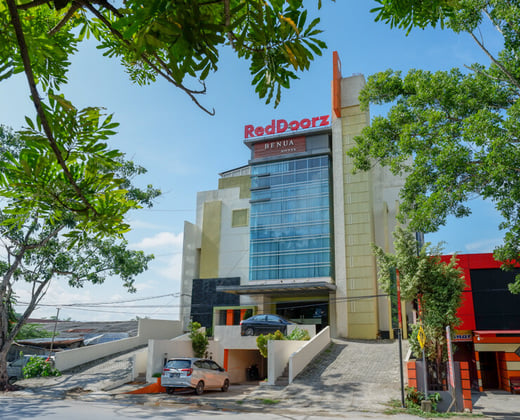 RedDoorz Plus near Hotel Benua Kendari