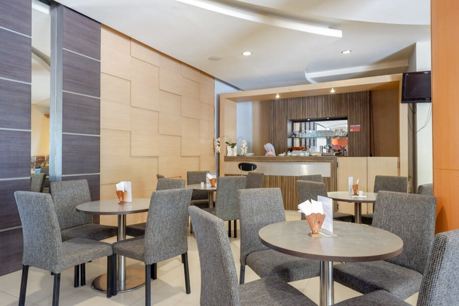 RedDoorz Plus near Hotel Benua Kendari