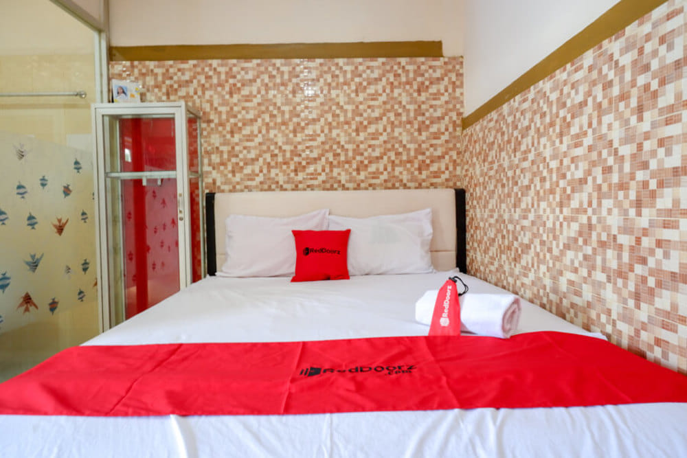 RedDoorz Superior Room