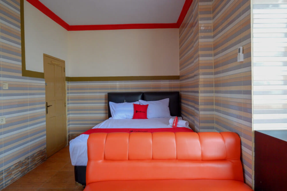 RedDoorz Deluxe Room