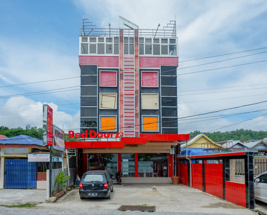 RedDoorz near Kendari Beach 2