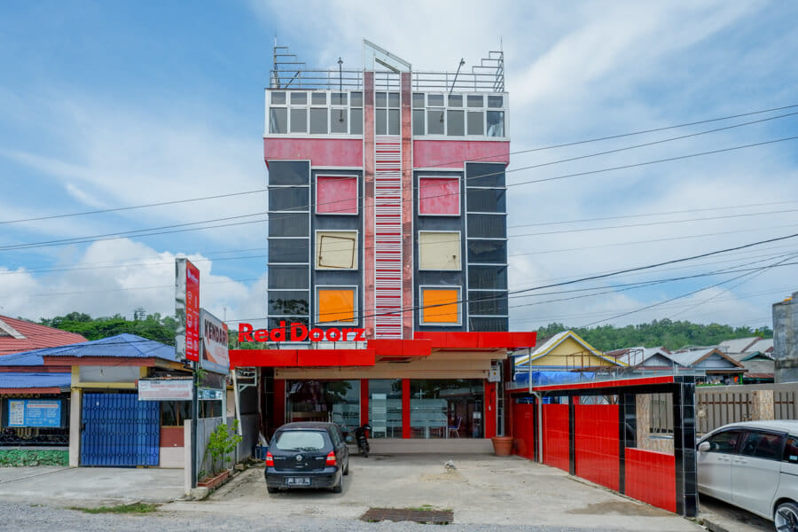 RedDoorz near Kendari Beach 2