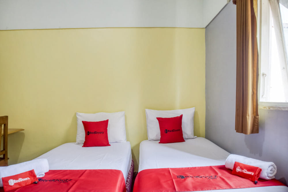 RedDoorz Twin Room