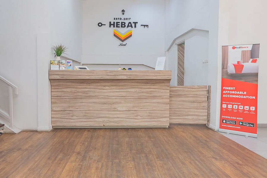 RedDoorz Premium @ HOTEL HEBAT