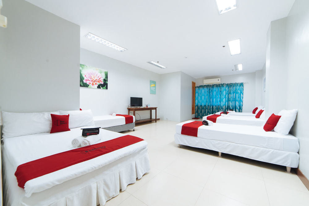 RedDoorz Family Room (8 Adults)