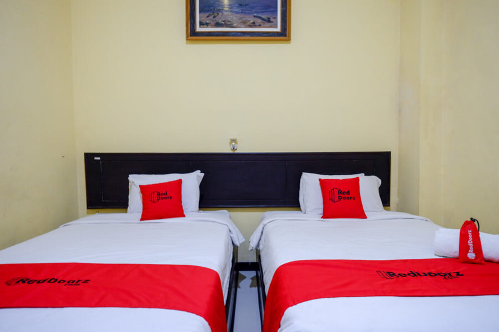RedDoorz Deluxe Twin Room