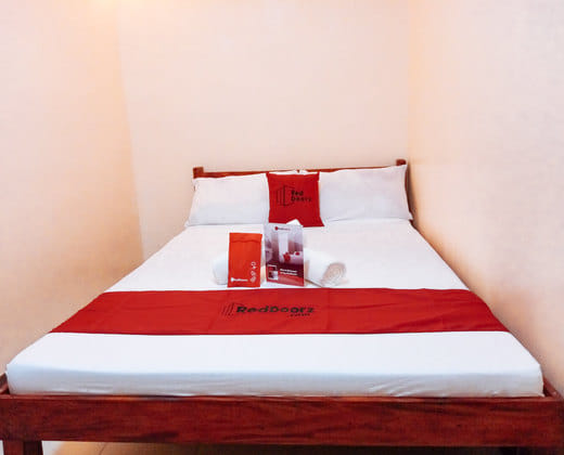 RedDoorz near Baclay Drive Super Metro