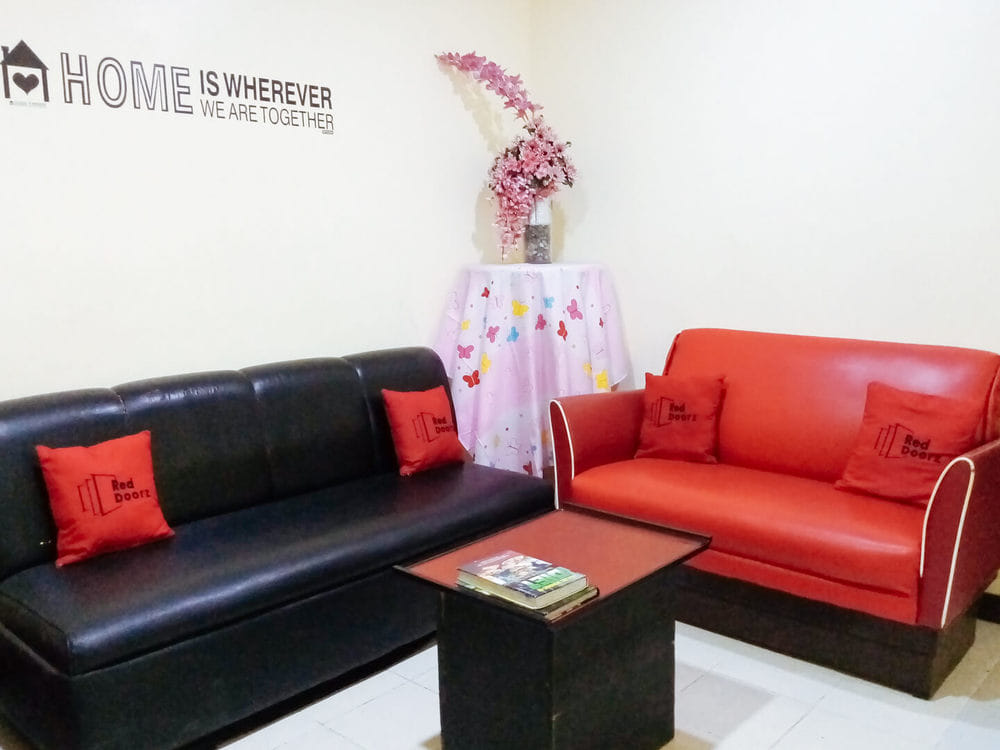 RedDoorz Family Room
